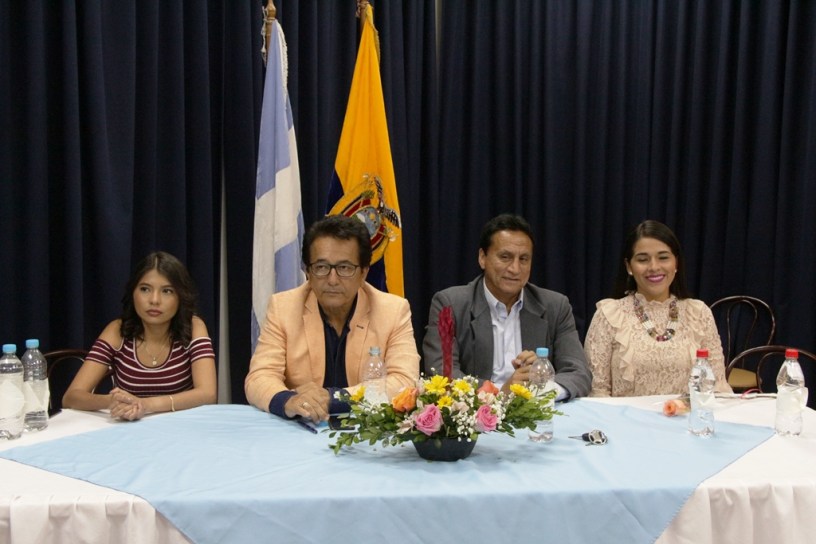Luisa Reyes, Jorge Zambrano, Johnny Mera y Lady García, presiden el acto municipal de premiación a lideresas barriales de Manta. Manabí, Ecuador.
