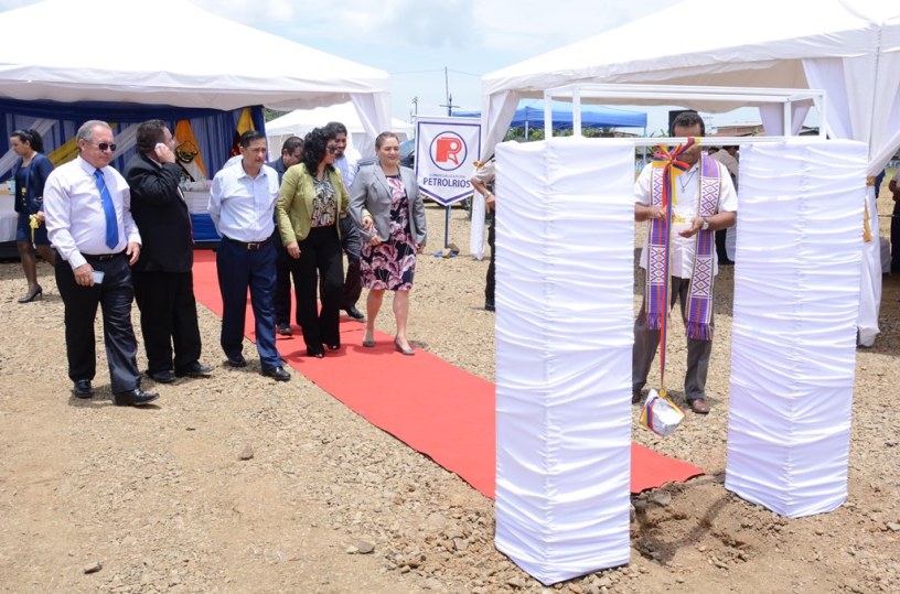 Ponen primera piedra para levantar una estación de servicios automotores que gestionará la Cooperativa de Transporte Interprovincial Carlos Alberto Aray de Chone. Manabí, Ecuador.