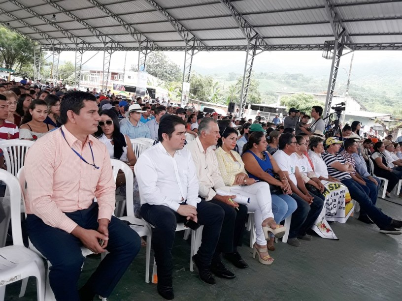 Productores agropecuarios de la zona norte de Manabí, reunidos en la cancha de la cabecera parroquial de Ricaurte, Chone. Manabí, Ecuador.