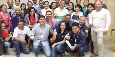 Moradores del Barrio Santa Martha de Manta celebran con funcionarios de la EPAM que la feria de premios a los mejores usuarios de febrero 2018 se haga en su sector. Manabí, Ecuador.