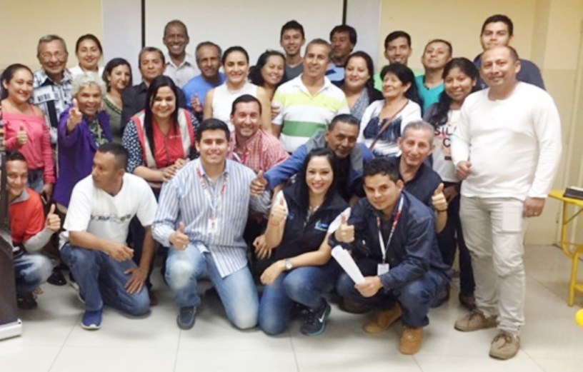 Moradores del Barrio Santa Martha de Manta celebran con funcionarios de la EPAM que la feria de premios a los mejores usuarios de febrero 2018 se haga en su sector. Manabí, Ecuador.