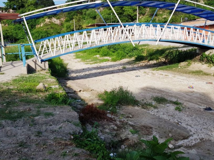 Un cauce de escorrentías que atraviesa la ciudad de Manta. Manabí, Ecuador.