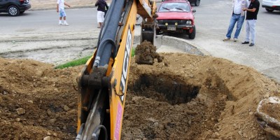 Una máquina retroexcavadora saca el lastre con el que desconocidos taponaron un colector de aguas lluvias en Playita Mía de Tarqui. Manabí, Ecuador.