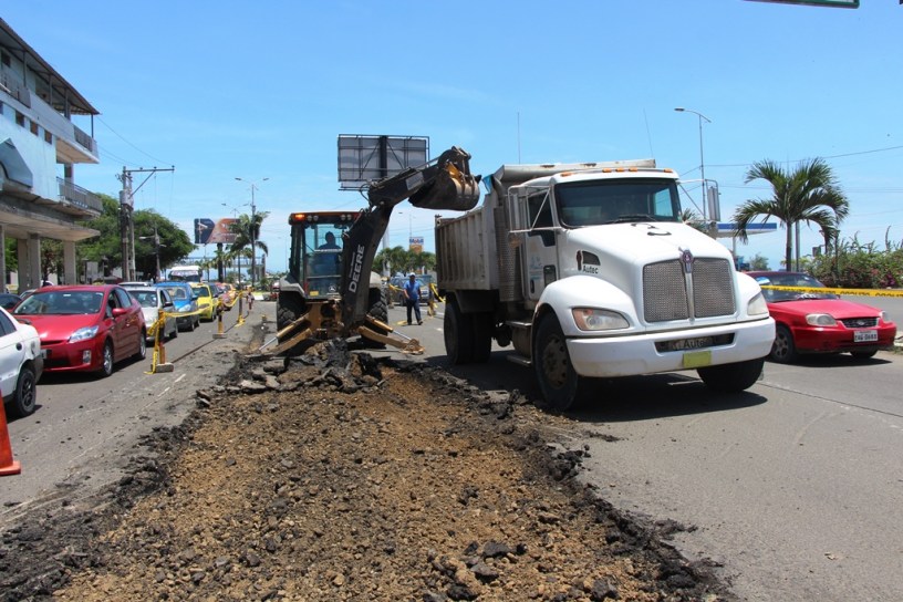Trabajos de reparación de la Avenida Jaime Chávez Gutiérrez (malecón) de Manta. Manabí, Ecuador.