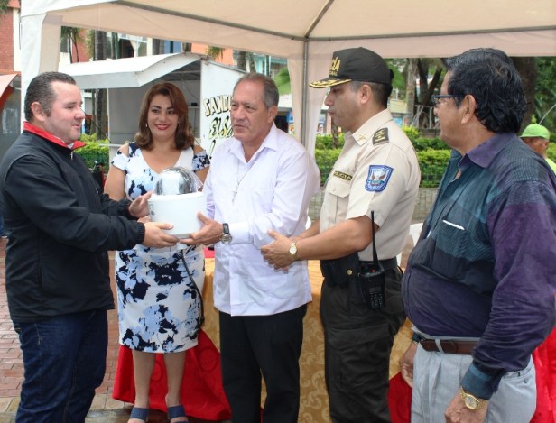 ECU 911 Manabí entregó 3 videocámaras al Municipio de Chone para vigilancia pública. Manabí, Ecuador.
