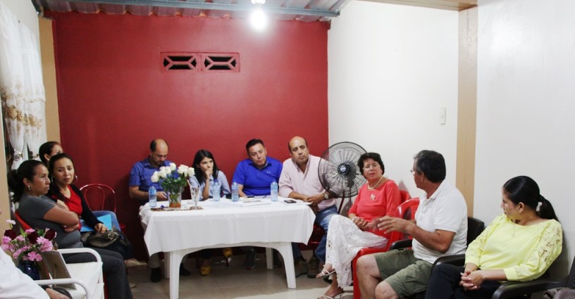Reunión entre moradores de la Ciudadela Mar y Cielo, funcionarios municipales de Manta y un contratista de obras. Manabí, Ecuador.