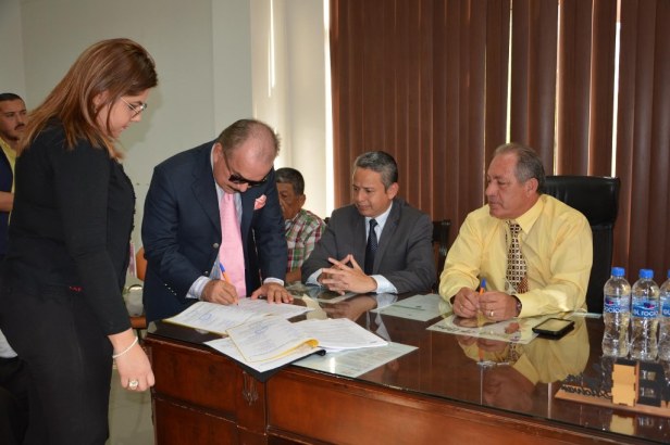 Los respectivos actores suscriben el 6to contrato colectivo de trabajo entre el GAD municipal de Chone y sus gtrabajadores. Manabí, Ecuador.
