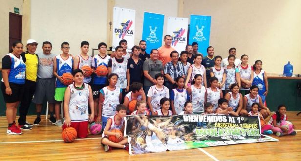 Actores y organizadores del primer Basketball Campus Wolkowyski (Manta), posan con el alcalde Jorge Zambrano en el coliseo de la UE Manabí. Manabí, Ecuador.