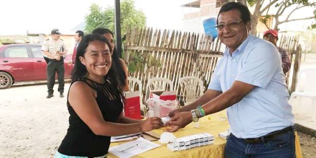 Habitante de Valle Encantado, Parroquia Eloy Alfaro del Cantón Montecristi, recibe un pulsador de alarma comunitaria, de manos del alcalde Ricardo Quijije. Manabí, Ecuador.