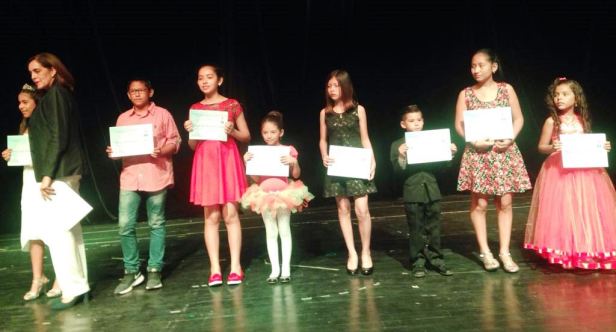 Niños y niñas de Manta, posan cada uno con el certificado de haber completado un curso-taller de Oratoria. Manabí, Ecuador.
