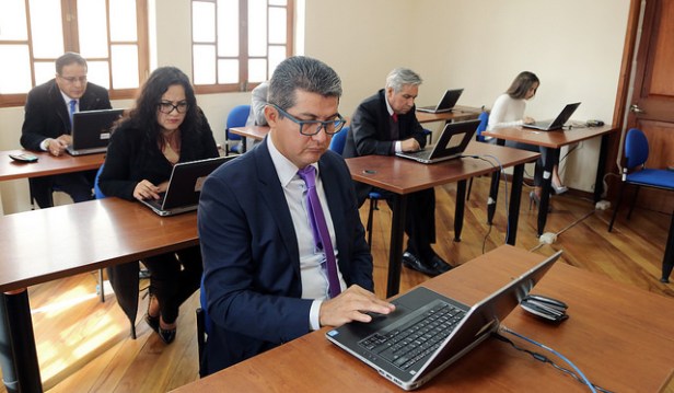 Juristas aspirantes a ocupar un cargo de fiscal provincial rinden prueba teórica en la Escuela de la Función Judicial. Quito, Ecuador.