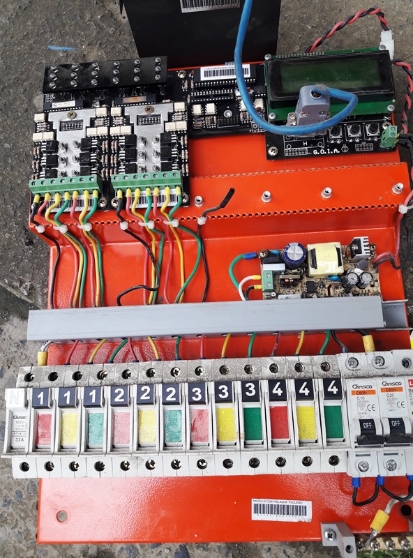 Circuitos electrónicos integrados de un semáforo
