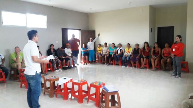 Instructor y cursantes en una jornada de enseñanza-aprendizaje sobre liderazgo. Manabí, Ecuador.