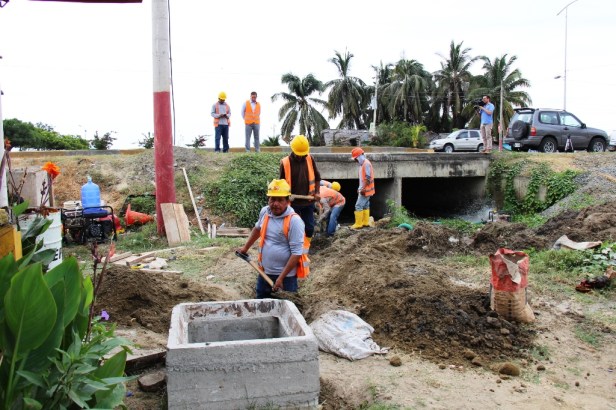 Trabajos de remediación ambiental que hace la Epam son en la playa de Tarqui, junto al Parque del Marisco. Manabí, Ecuador.