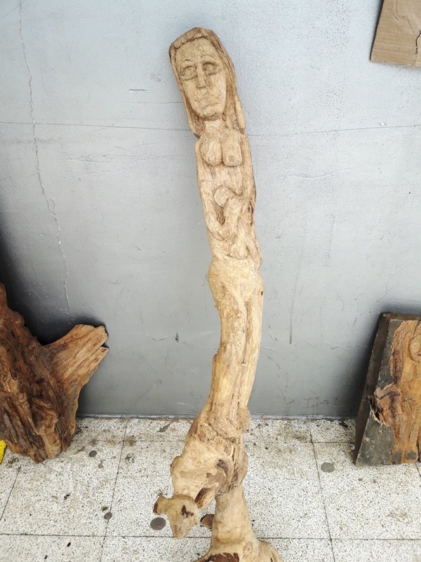 Madre con su bebé, escultura tallada en madera por Carlos Alberto Solórzano Zambrano, de Chone. Manabí, Ecuador.