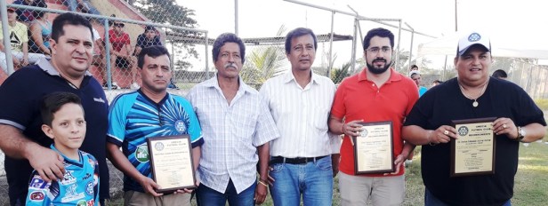 El presidente del Club Grecia, de Chone, posa con las personas premiadas por la entidad deportiva. Manabí, Ecuador.