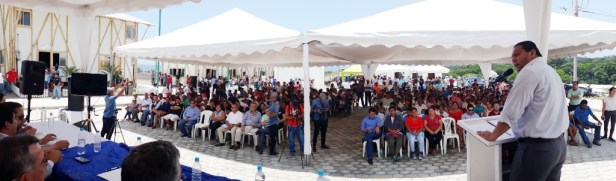 Aspecto general del acto con el que el Miduvi entregó a los beneficiarios las casas construidas en La Chorrera de Pedernales. Manabí, Ecuador.