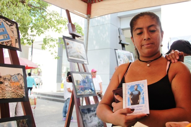 Una damnificada del terremoto del 16 de abril de 2016, en Manta, muestra la foto de su hermano fallecido en la catástrofe. Manabí, Ecuador.