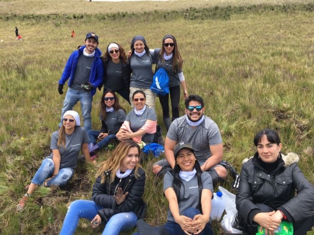 Jóvenes (mujeres y hombres) hacen un alto en su tarea de reforestar una parte del Cerro Atacazo. Quito, Ecuador.