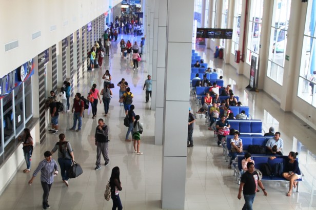 Boleterías y sala de espera en el Terminal Terrestre Luis Valdivieso Morán, de Manta. Manabí, Ecuador.