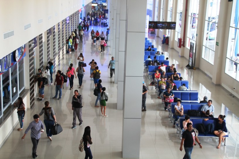 Boleterías y sala de espera en el Terminal Terrestre Luis Valdivieso Morán, de Manta. Manabí, Ecuador.
