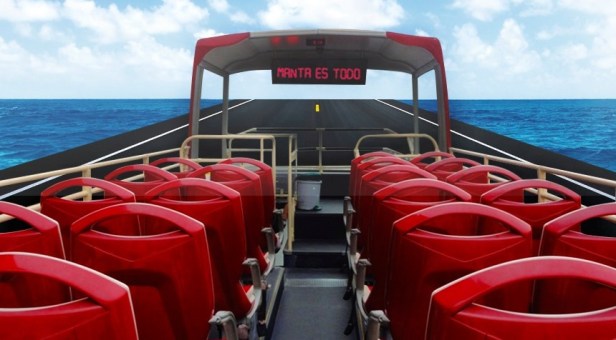 Asientos descubiertos en el piso superior de un bus panorámico para turistas en la ciudad de Manta. Manabí, Ecuador.
