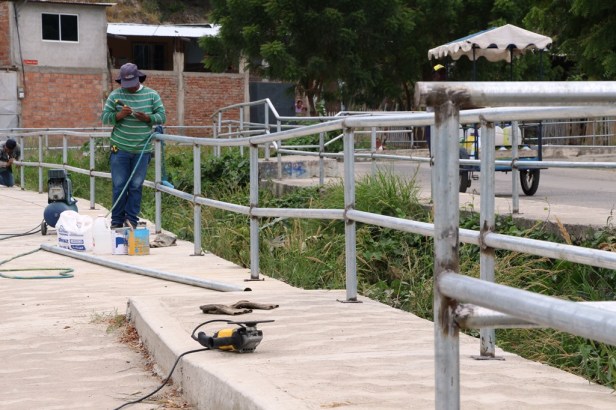 Barandales en los márgenes del río que atraviesa el Barrio San Valentín de Manta. Manabí, Ecuador.