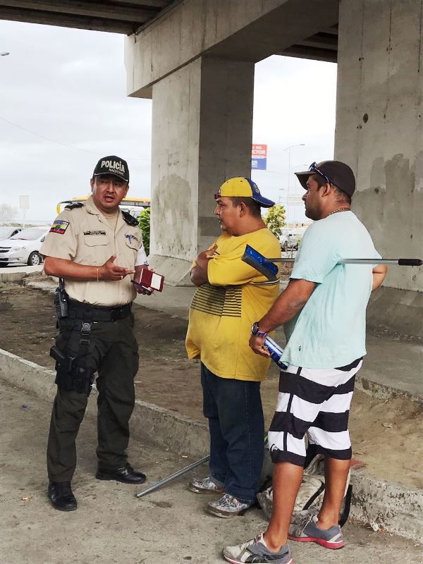 Policía de Migración verifica que trabajadores extranjeros tengan su documentación personal en orden para estar en Manta. Manabí, Ecuador.