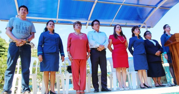 El Alcalde de Manta y las autoridades de la Unidad Educativa Paquisha, en la ceremonia inaugural de la cubierta metálica sobre la cancha principal de este colegio. Manabí, Ecuador.