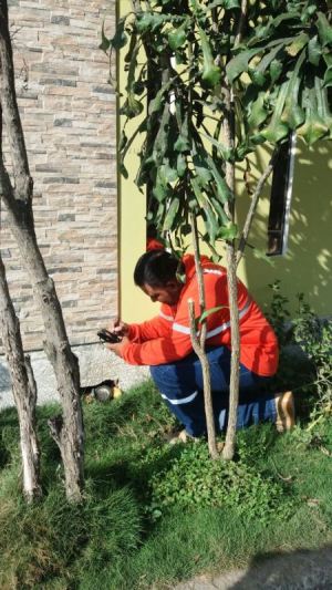 Toma de lectura de un medidor de agua potable en el domicilio de un usuario particular, en Manta. Manabí, Ecuador.