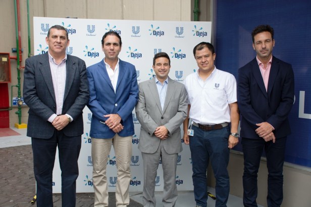 De izquierda a derecha apreciamos a Roberto Intriago, director de ProEcuador; Pablo Campana, ministro de Comercio Exterior e Inversiones; Matías Laks, director general de Unilever Andina Ecuador; Pablo Van, gerente de Planta Detergentes; Carlos Riesco, director Financiero.