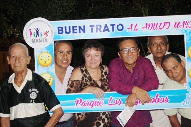 Jorge Zambrano, alcalde de Manta, con un grupo de adultos mayores al iniciarse el proyecto municipal Parques Seguros. Manabí, Ecuador.