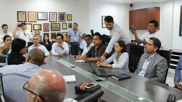 Reunión de representantes instituciones que buscan descontaminar el cauce del Río Muerto en Manta. Manabí, Ecuador.