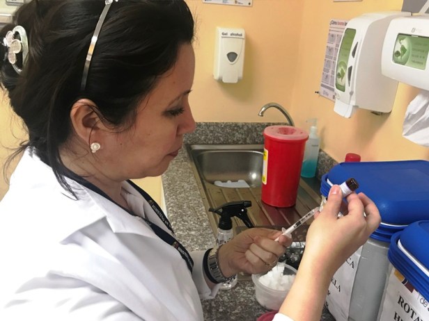 Preparándose a vacunar contra la fiebre amarilla, en el Distrito de Salud 13D02. Manabí, Ecuador..