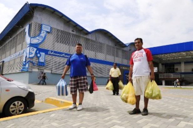 El nuevo Mercado Los Esteros (Manta), visto desde la avenida de enfrente.