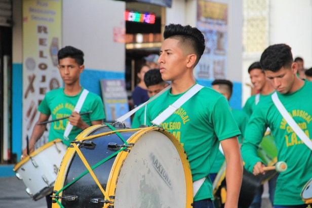 Una banda musical colegial ejecuta piezas populares durante un desfile cívico. Manabí, Ecuador.