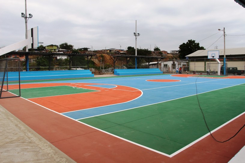 Barrio 2 de Agosto de Manta estrena cancha multiuso. Manabí, Ecuador.