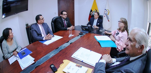 El Consejo Nacional de la Judicatura interino dialoga con el Fiscal General transitorio. Quito, Ecuador.