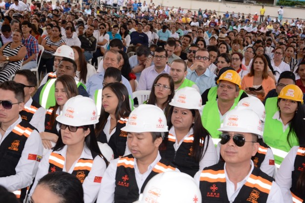 Público presente en la celebración del contrato para construir el edificio del hospital de Chone. Manabí, Ecuador.