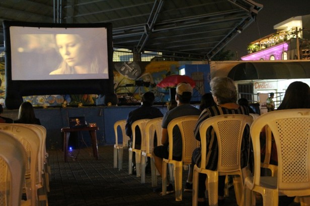 Proyección de la película The Road en la Plaza Cívica Eloy Alfaro de Manta. Manabí, Ecuador.