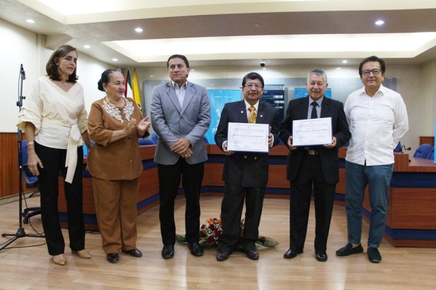 Héctor Manosalvas y Luis Cañarte, dos maestros universitarios premiados por el Municipio de Manta. Posan con el Alcalde y dos concejales.