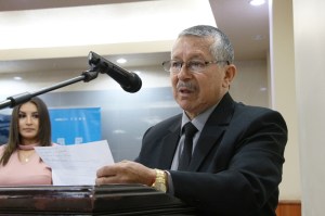 Profesor universitario Héctor Manosalvas, en el Salón de la Ciudad del Palacio Municipal de Manta. Manabí, Ecuador.