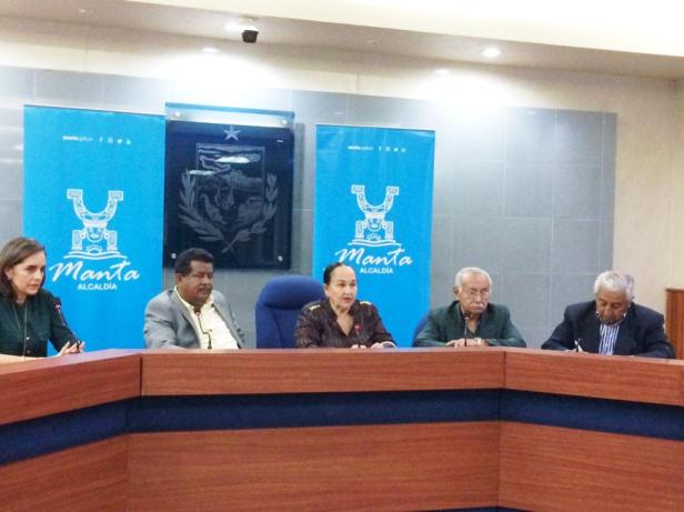 Concejales y miembros de los Caballeros de la Mesa Redonda de Manta, durante la rueda de prensa para anunciar el homenaje de Manta al compositor Carlos Rubira Infante. Manabí, Ecuador.