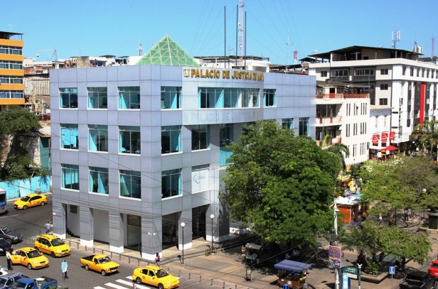 El Palacio de Justicia de Manta, en la esquina de la Avenida 2 y la Calle 9. Manabí, Ecuador.