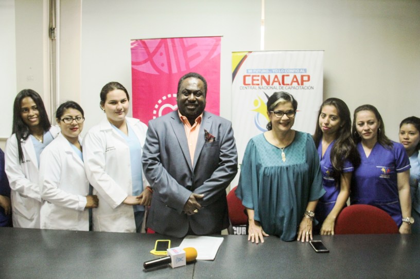 En el Patronato municipal de Manta: firma de un convenio de cooperación entre esta entidad y la CENACAP. Manabí, Ecuador.