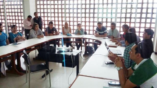 Promotores del proyecto de una planta industrial de cítricos en la ciudad de Chone, reunidos en la sede local de la Universidad Católica. Manabí, Ecuador.