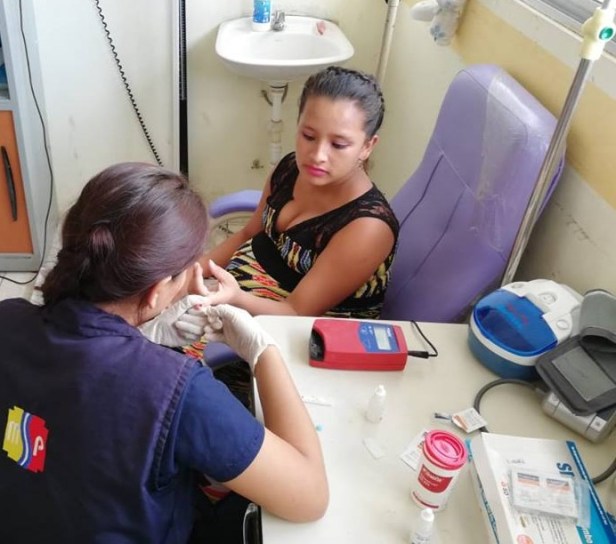 Una especialista del Distrito de Salud 13D02 (Jaramijó, Manta y Montecristi) toma una muestra de sangre a una mujer embarazada voluntaria. Manabí, Ecuador.