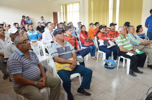 Personas invitadas a la presentación del tercer rally de motociclismo de aventura, acto desarrollado en el salón de actos de la Cámara Junior de Chone. Manabí, Ecuador.