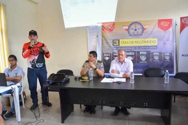 Autoridades cantonales de Chone, durante la presentación del tercer rally de motociclismo de aventura. Manabí, Ecuador.