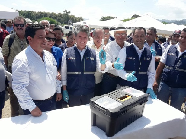 El ministro de Agricultura y Ganadería, Rubén Flores, da inicio a la campaña nacional de vacunación contra la fiebre aftosa, en Chone. Manabí, Ecuador.